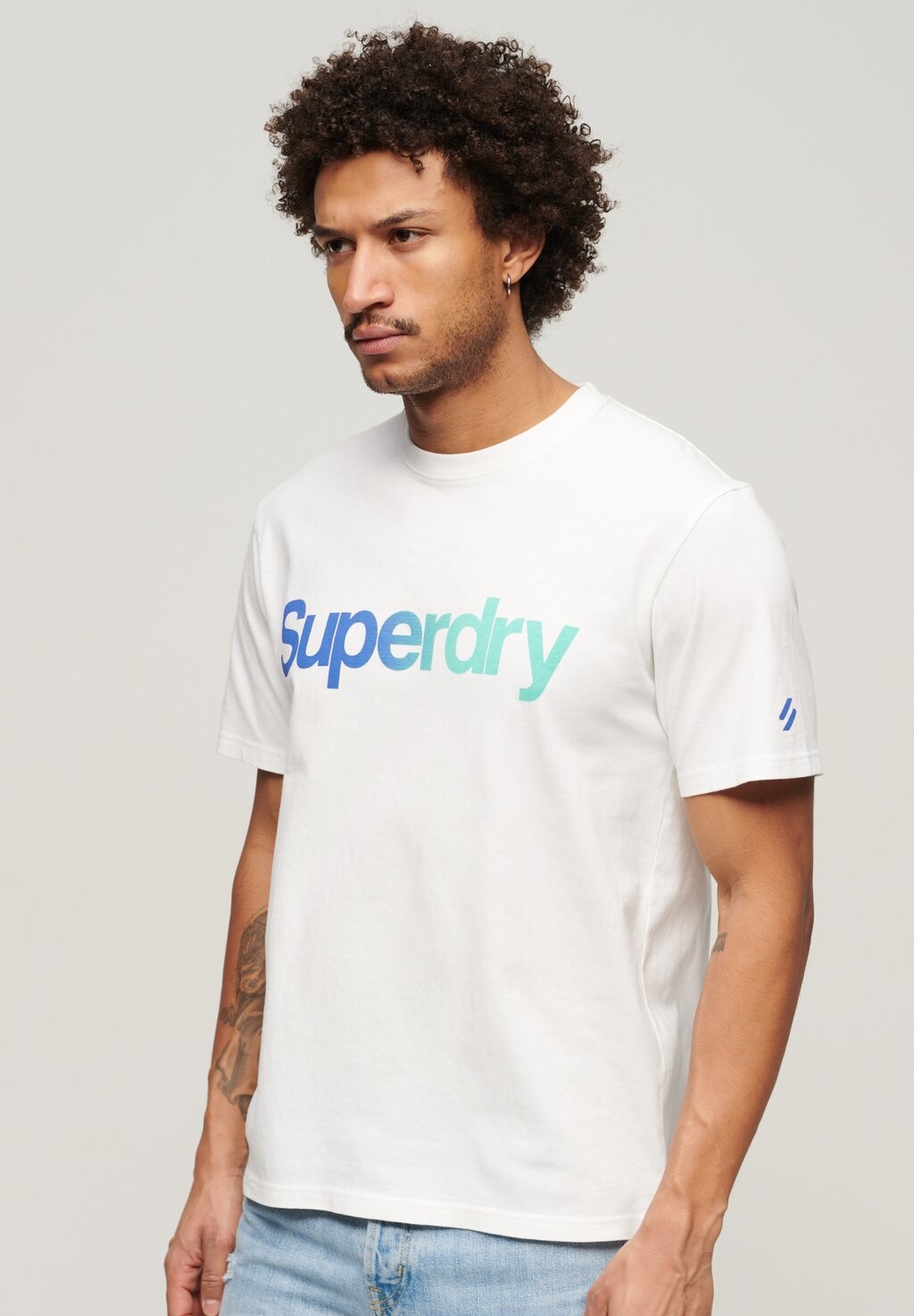 

Футболка с принтом CORE LOGO LOOSE Superdry, цвет brilliant white fade