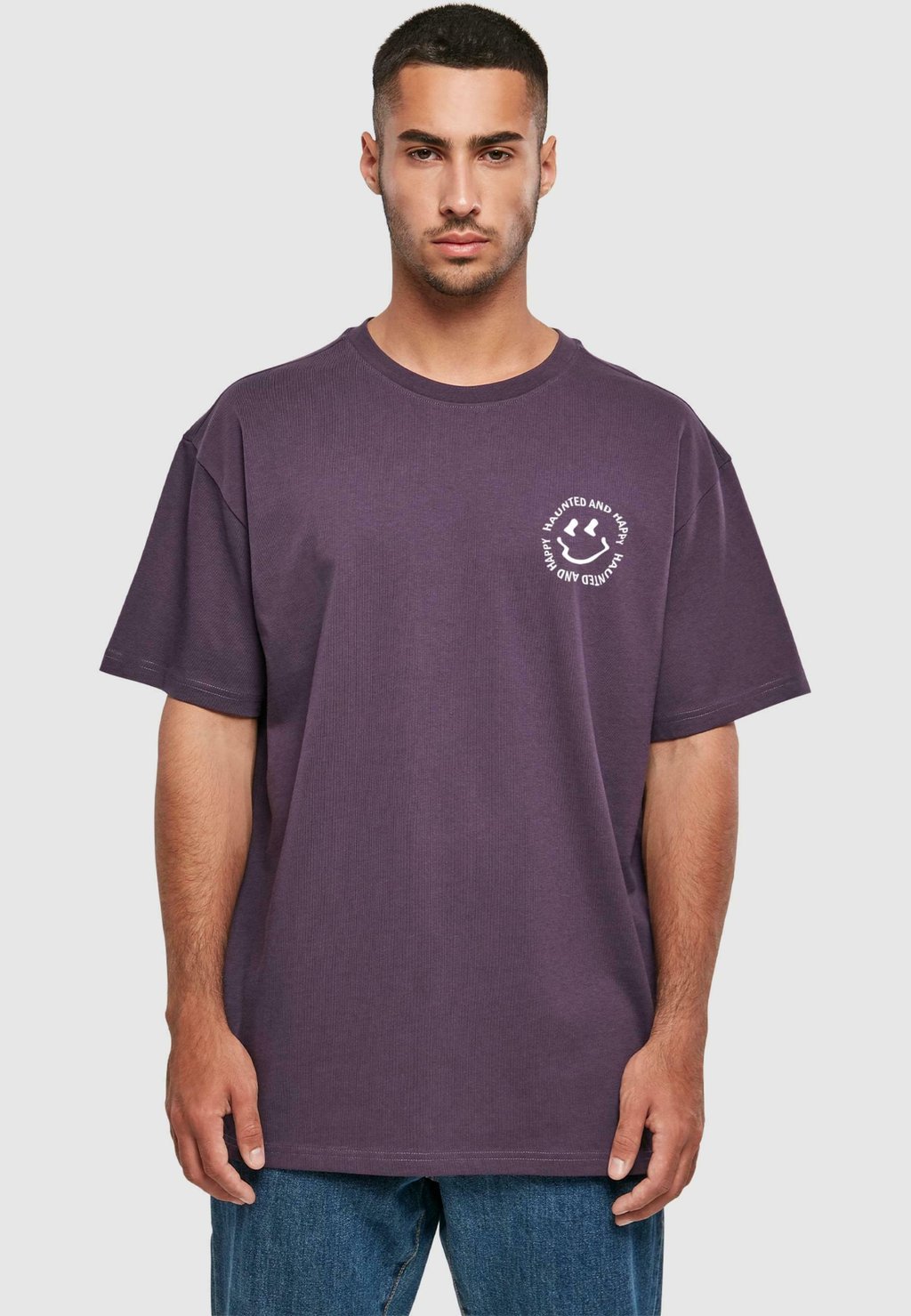 

Футболка с принтом HAUNTED AND HAPPY TEE Merchcode, темно-фиолетовый