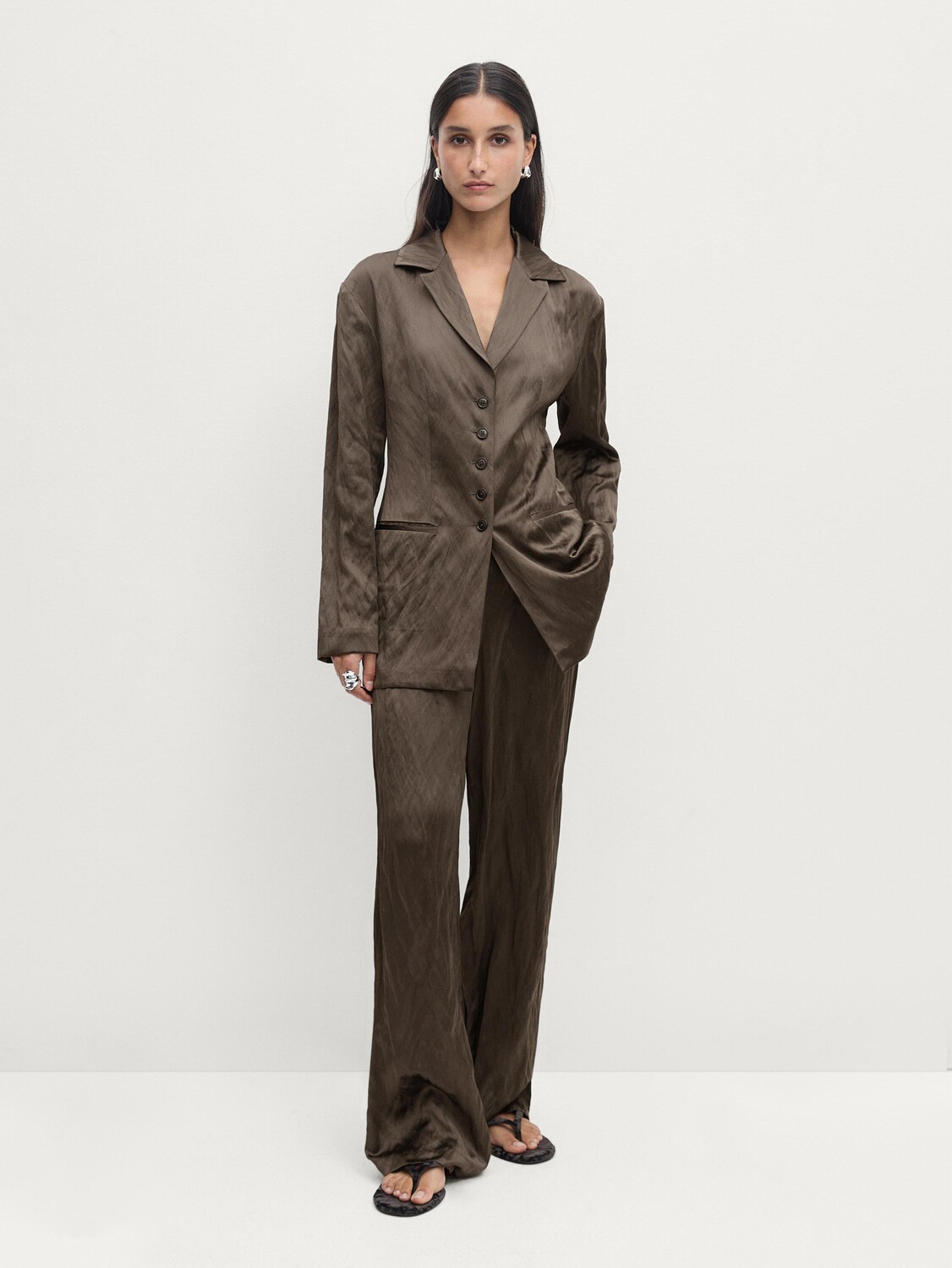 

Приталенный атласный блейзер с эффектом мятины Massimo Dutti, коричневый