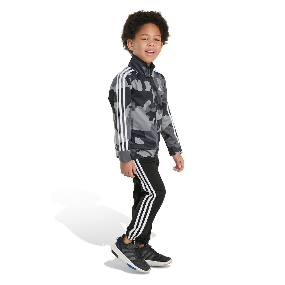 

Комплект из куртки adidas на молнии с камуфляжным принтом и брюк с 3 полосками для мальчиков 4–7 лет Adidas, черный