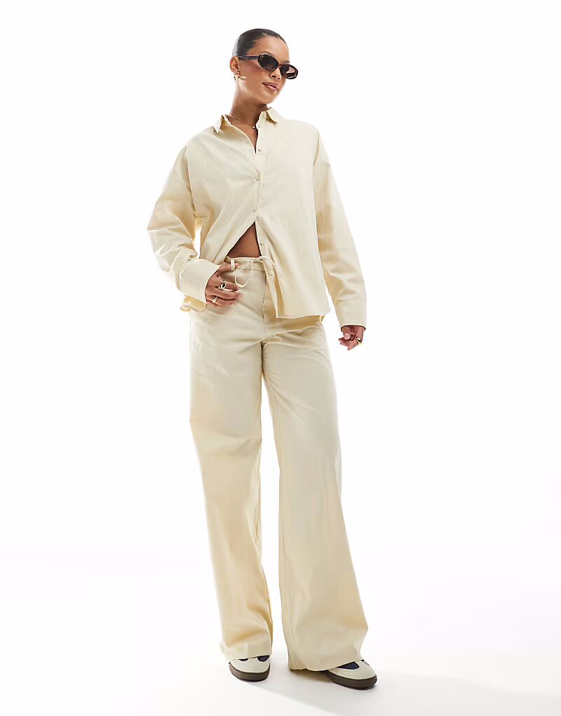 

Брюки с завязкой на талии, широкие, кремового цвета Pull&Bear