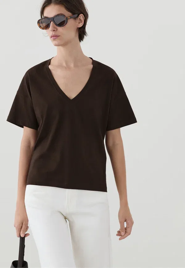 Футболка Massimo Dutti, модель Flowing cropped fit v neck t-shirt basic t-shirt, темно-коричневая