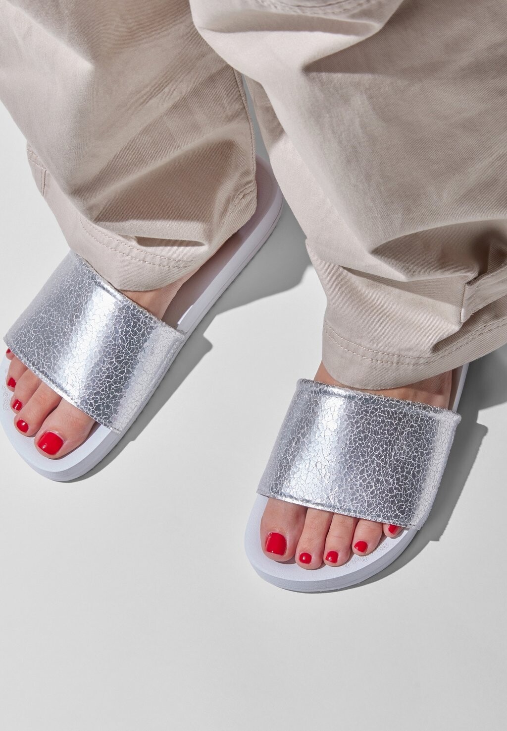Мюли на плоской подошве Cracked flip*flop, серебро