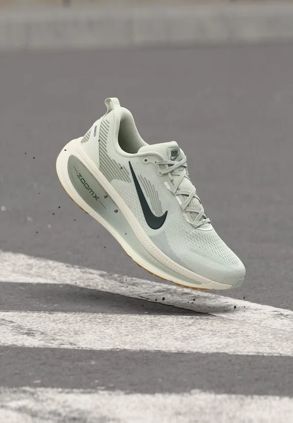 Кроссовки для бега по шоссе vomero 18: spruce aura/black spruce/jade horizon/light silvercoloured/sail Nike Performance, Spruce Aura/Black Spruce/Jade Horizon/Light Silver-Coloured/Sail