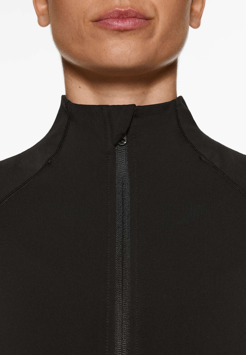 Куртка тренировочная Warmth Comfortlux Technical OYSHO, черная — фото 2