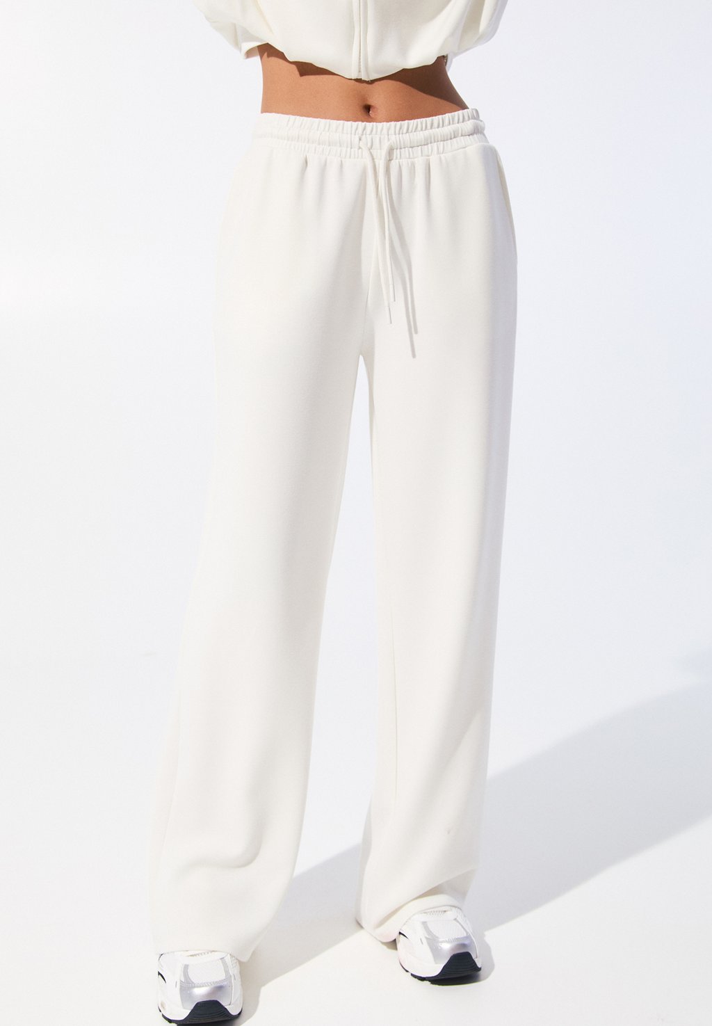 

Спортивные штаны WIDE PULL&BEAR, белый