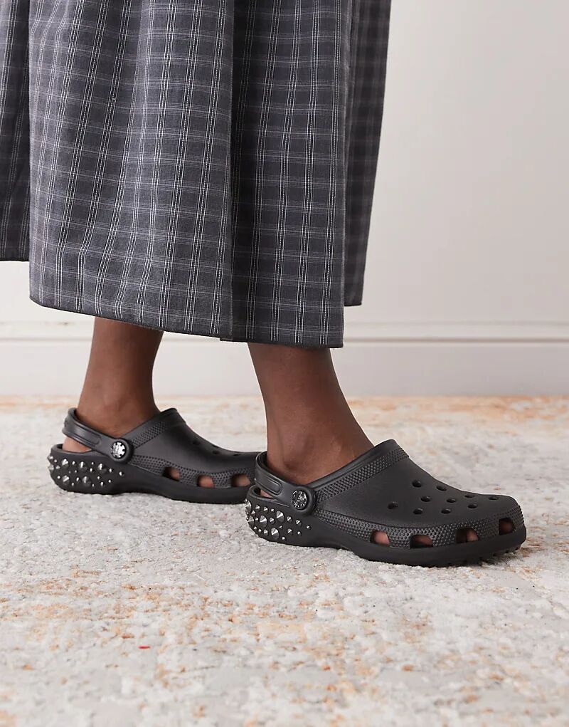 Классические черные сабо с заклепками Crocs