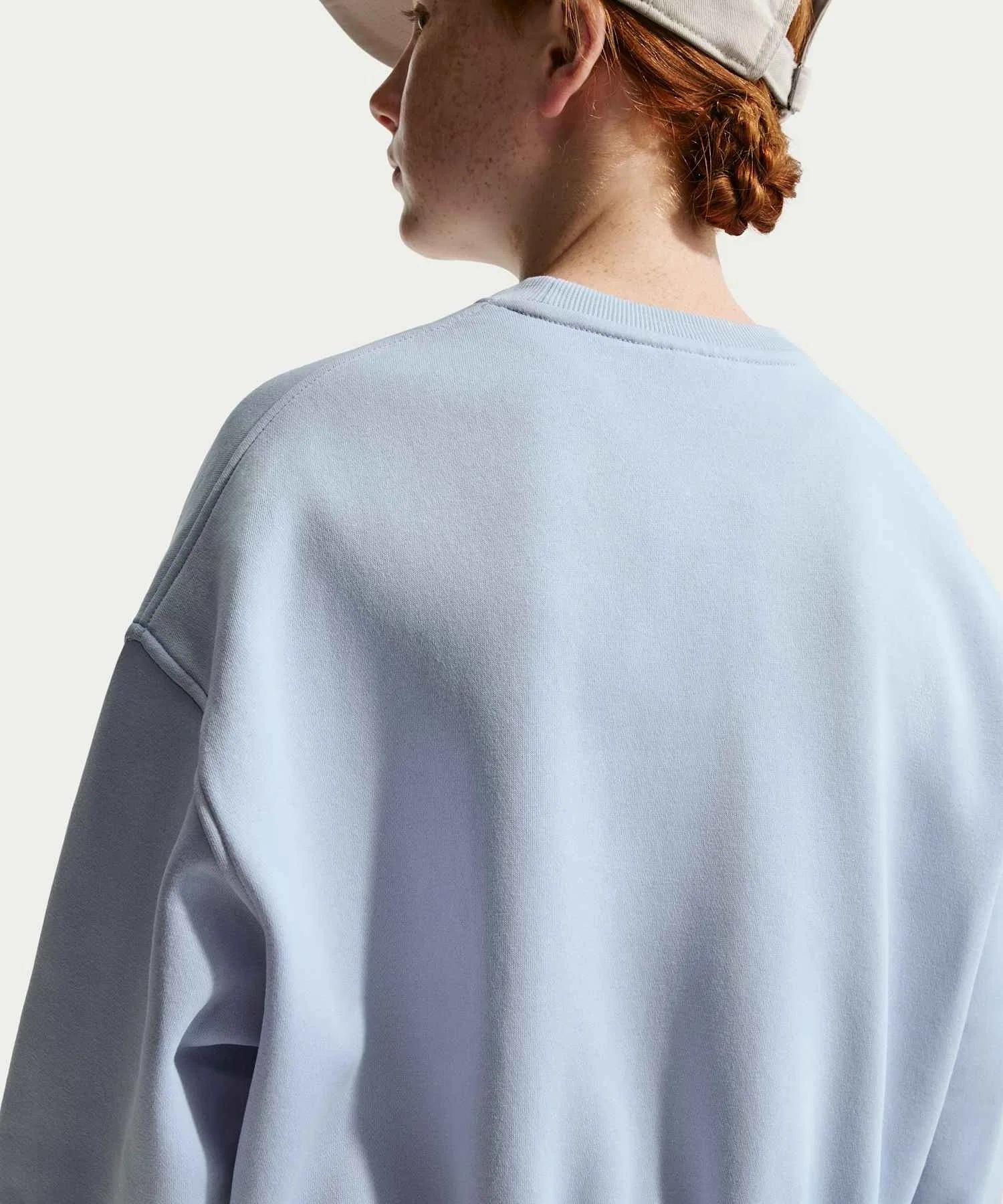 Детская флисовая толстовка Nike Sportswear Club Junior (для девочек) свободного кроя с круглым вырезом IF1727-057 Ghost — фото 2