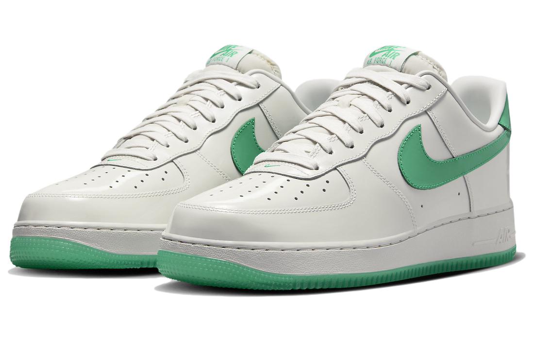 Футболка Air Force 1 Low '07 Patent Platinum Tint Stadium Green Nike, бело-зеленая — фото 3