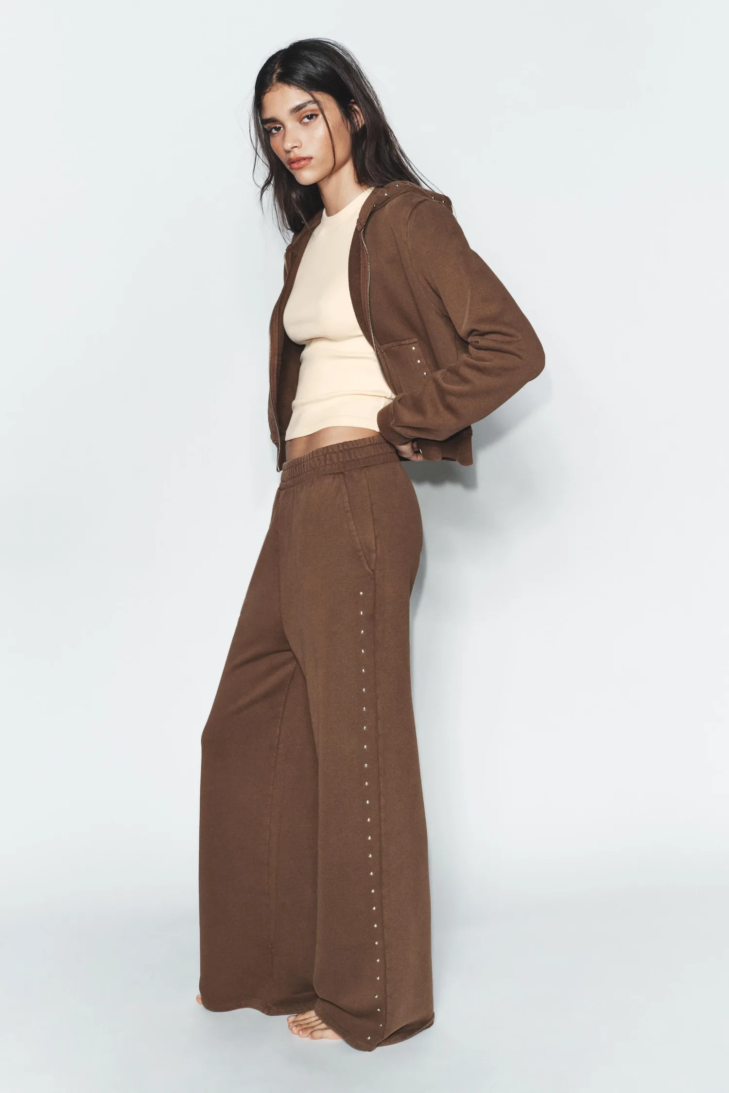 Брюки из флиса с эффектом потертости и заклепками Zara, темно-коричневый — фото 3