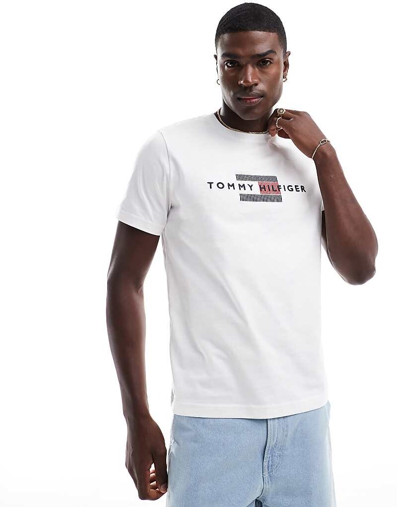 

Белая футболка с вышитым флагом Tommy Hilfiger