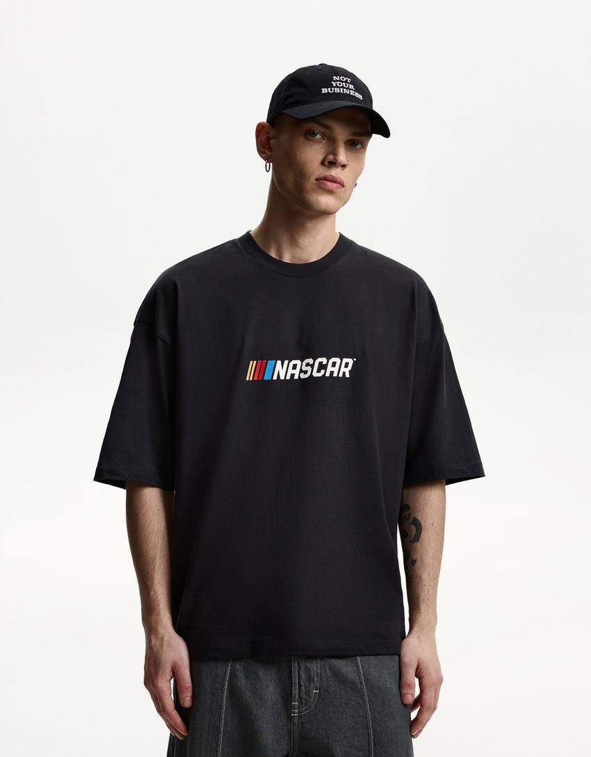 

Футболка с коротким рукавом и принтом Nascar Bershka, серый