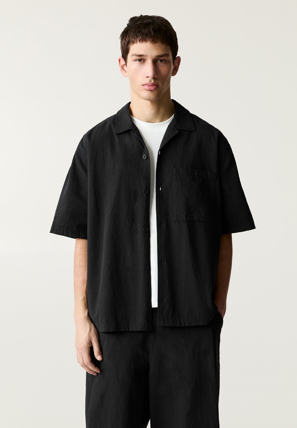 

Рубашка SHORT SLEEVE PULL&BEAR, черный