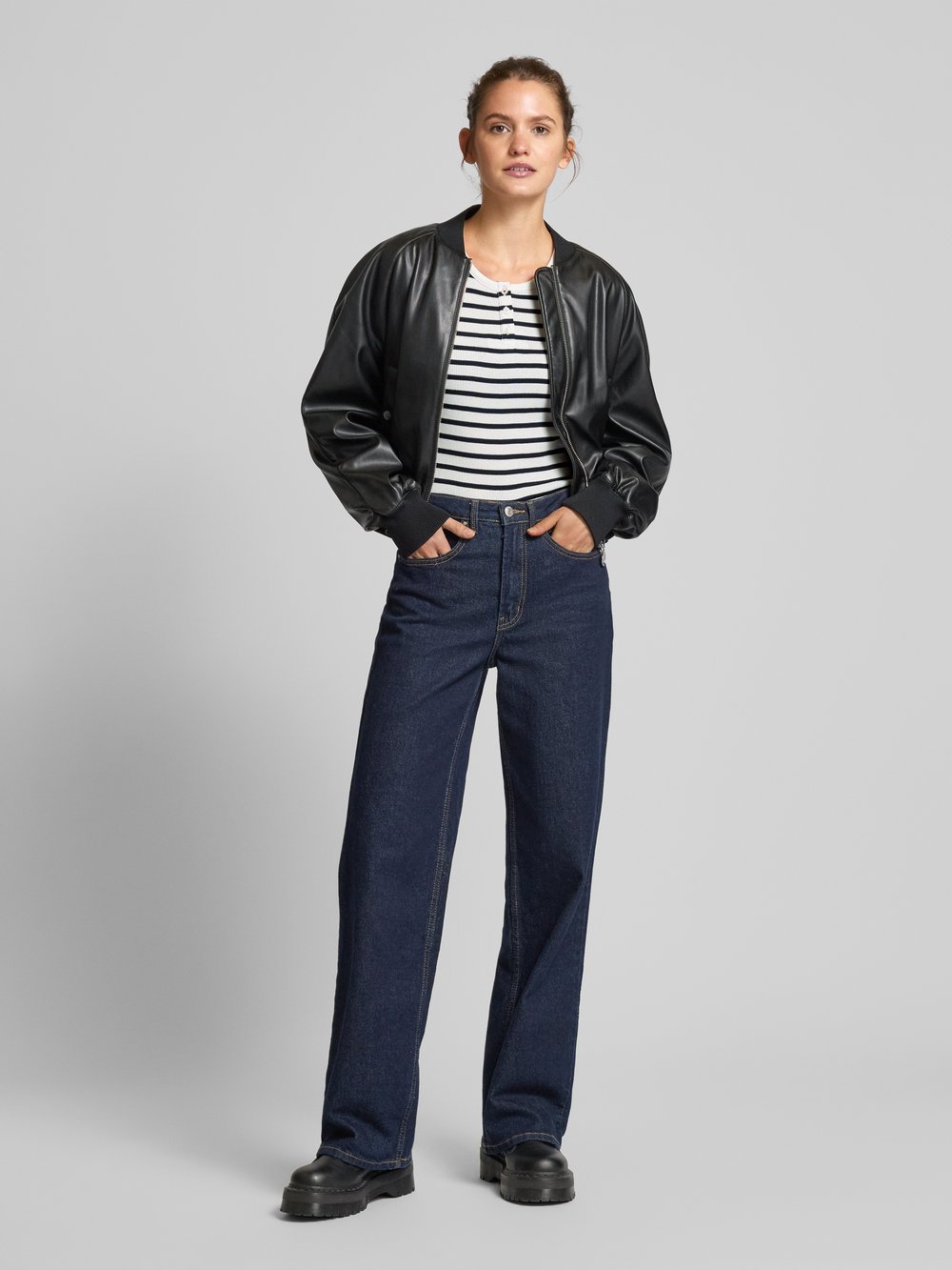 

Футболка облегающего кроя с вышитыми этикетками Tommy Jeans