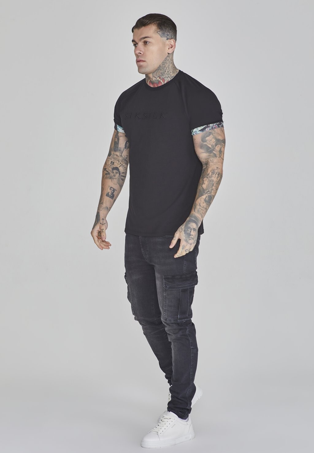 

Футболка с принтом Roll Sleeve SIKSILK, черная