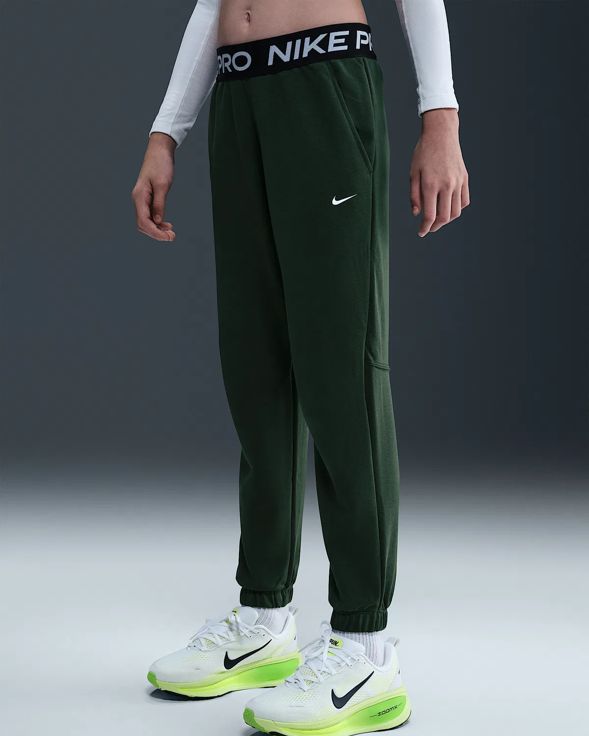 Детские (девчачьи) джоггеры Nike Pro Fleece Dri-FIT, Fir/Fir/Black/White — фото 2