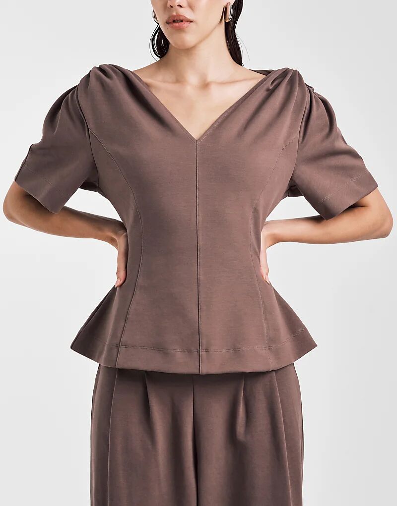 

Футболка ASOS DESIGN шоколадного цвета с V-образным вырезом и перекрученными плечами