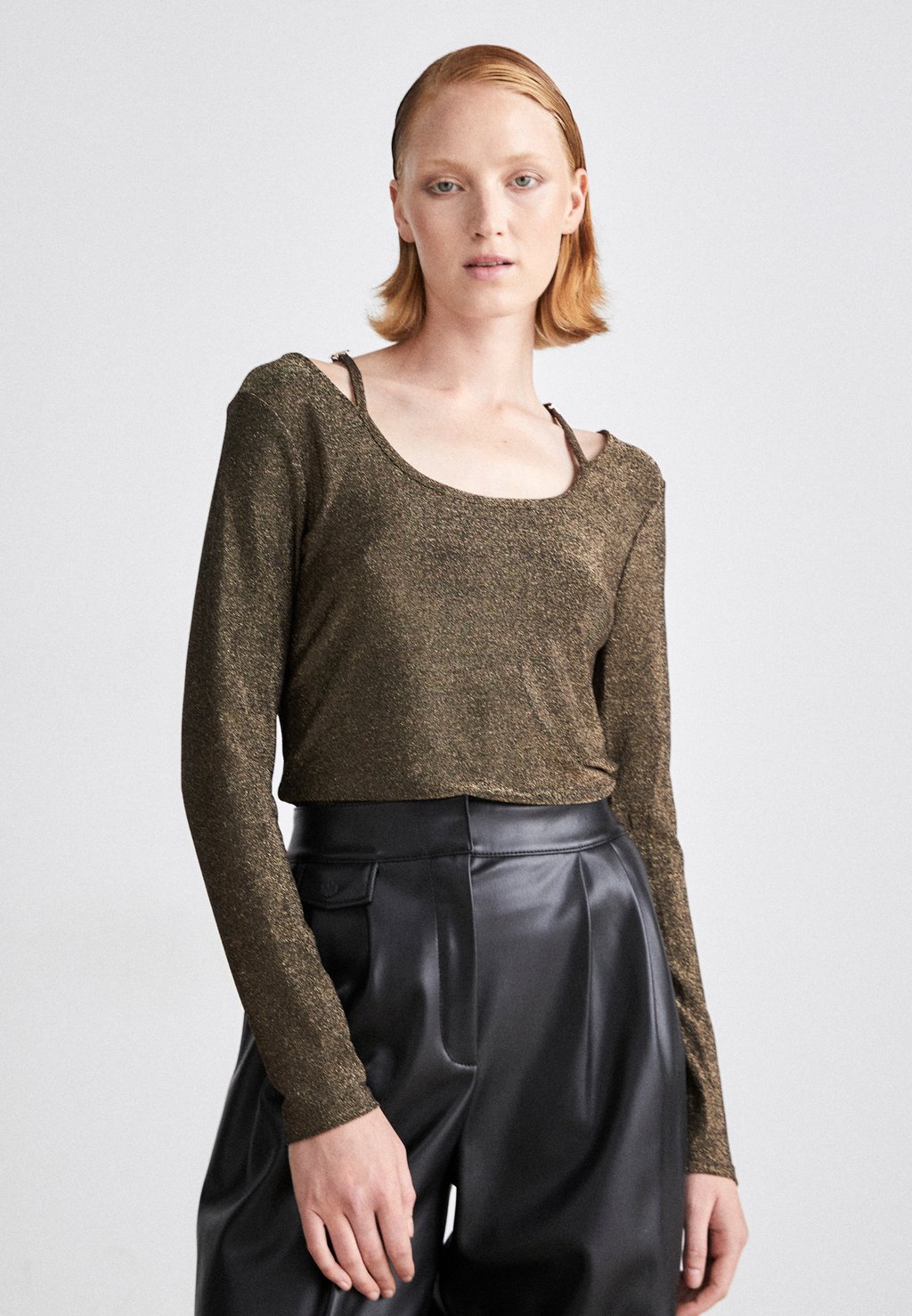 

Свитшот DKNY CUT OUT TOP, цвет dark gold/black