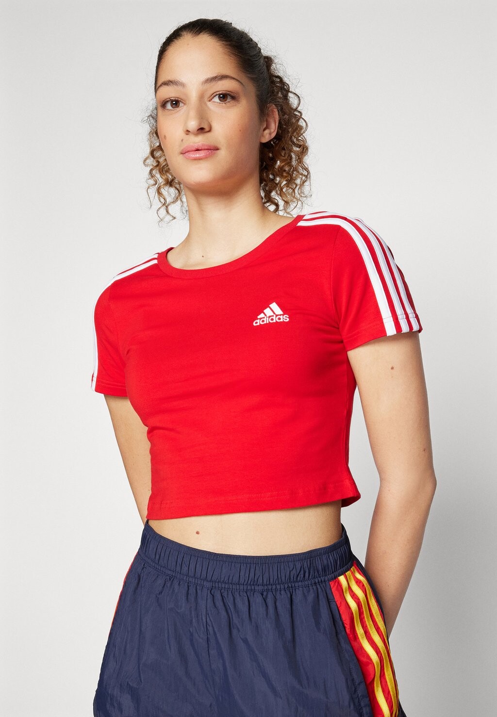 

Футболка с принтом ESSENTIALS 3-STRIPES adidas, красный