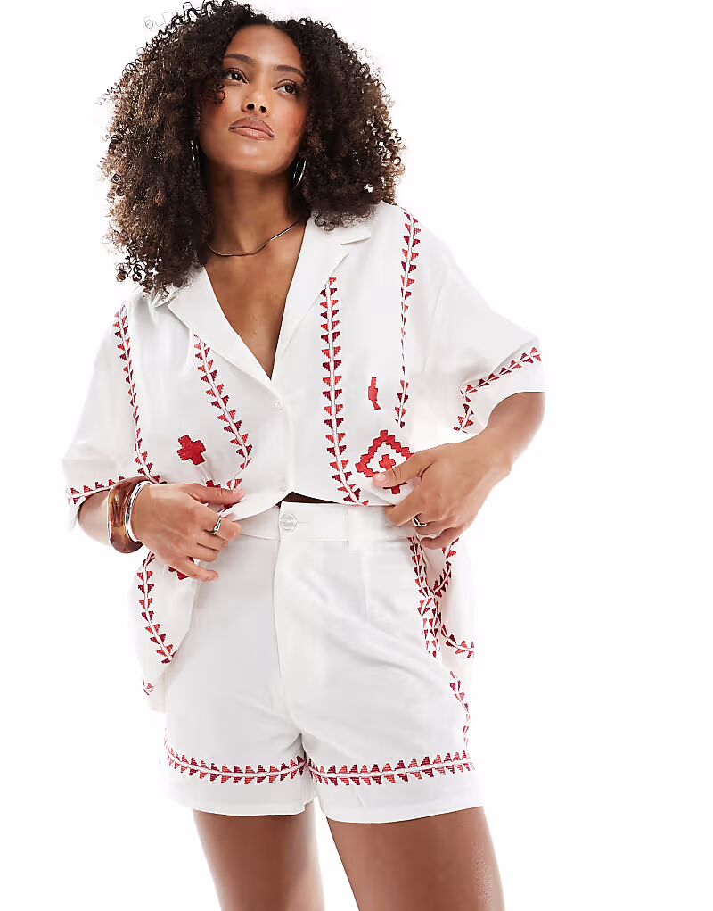 

Топ из вышитых шорт красного и белого цветов Asos Design