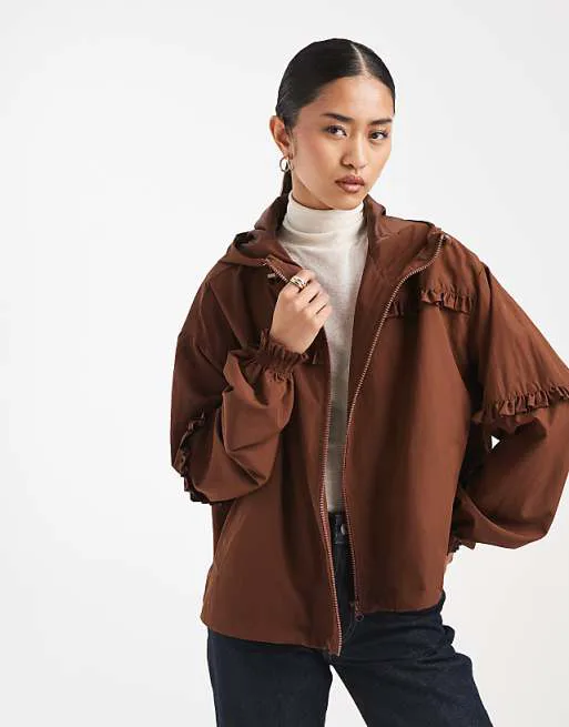 

Шоколадная ветровка с оборками и застежкой на талии Miss Selfridge