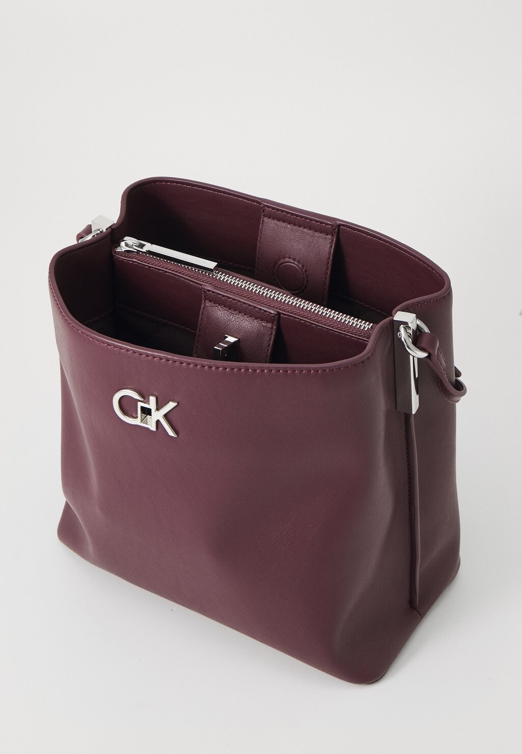 

Сумка через плечо CONVERTIBLE BUCKET BAG Calvin Klein, бордовый, Красный, Сумка через плечо CONVERTIBLE BUCKET BAG Calvin Klein, бордовый