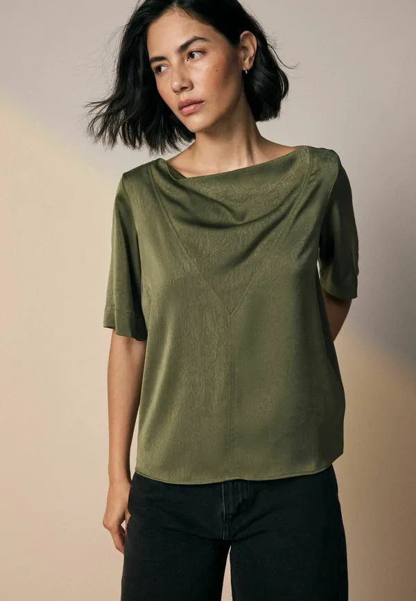 Футболка стандартного кроя с воротником-стойкой и жатой текстурой. Next, Khaki Green — фото 2