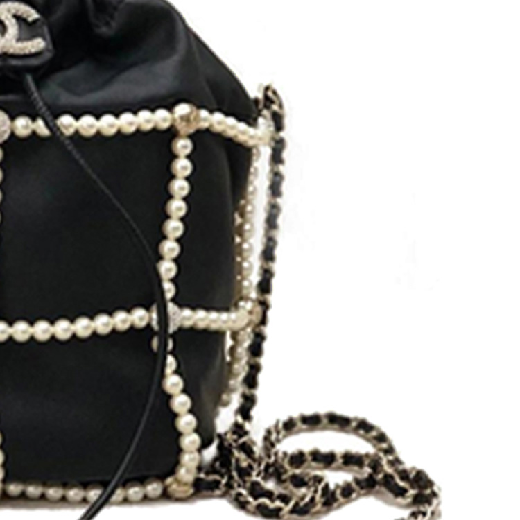 CHANEL Женская черная сумочка через плечо с жемчужной завязкой — фото 3