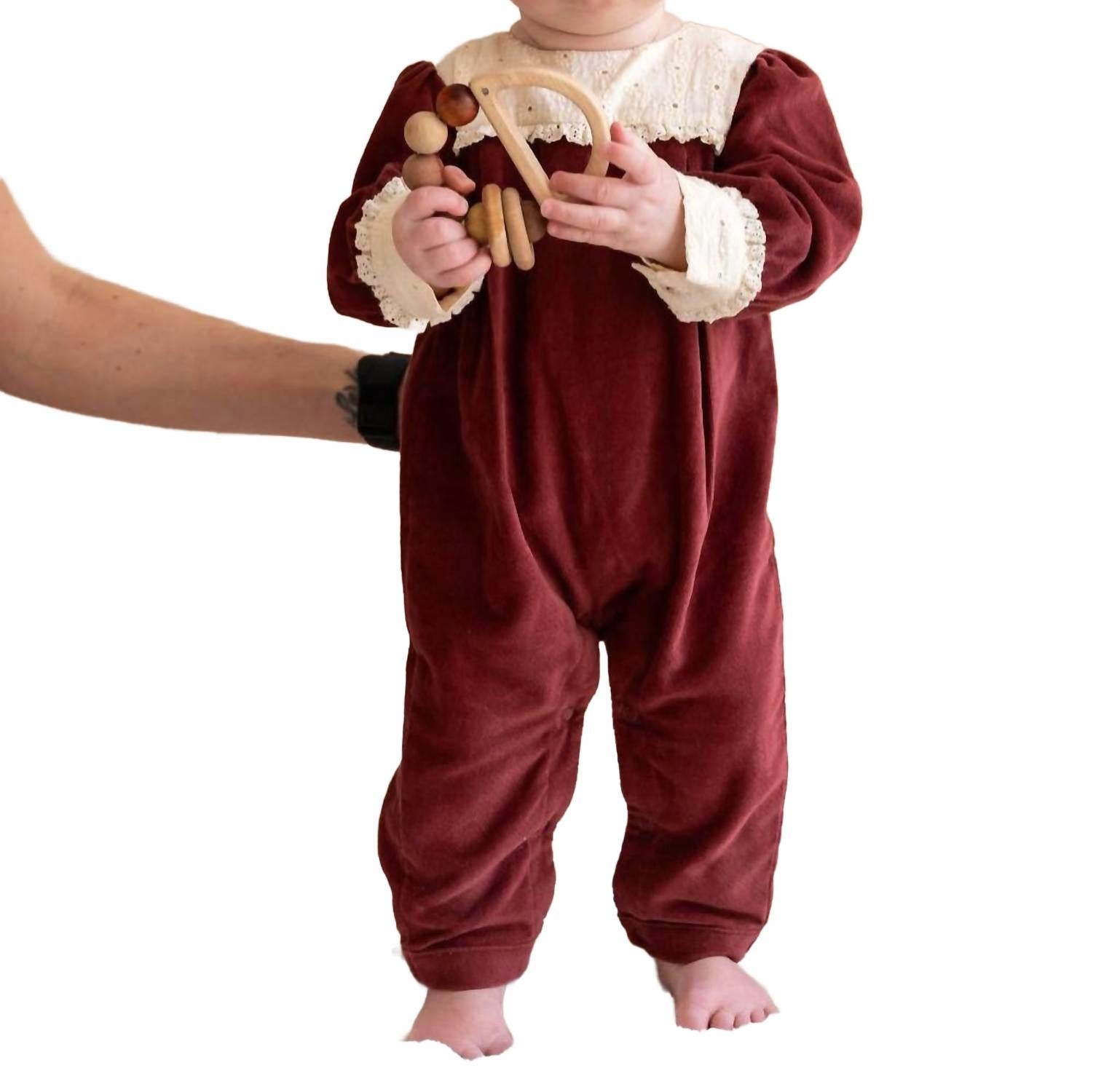 

VIVERANO Organics Кружевной бархатный комбинезон цвета яблочного масла