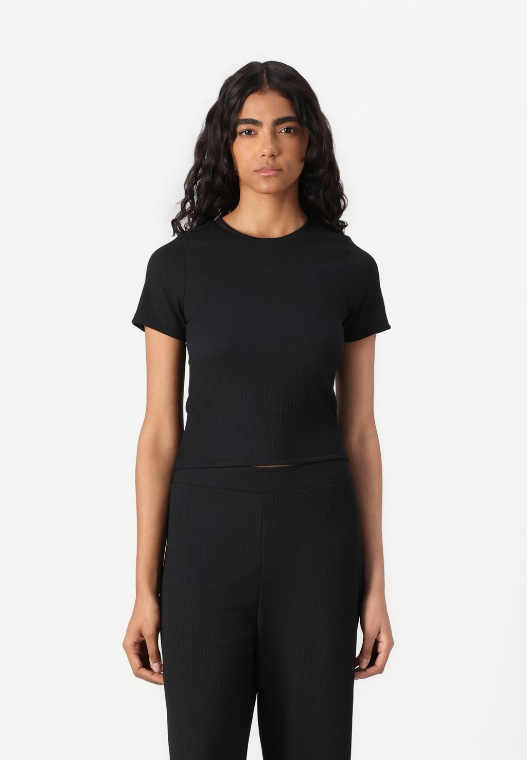 

Футболка с принтом ONL30 BILL O NECK SHORT ONLY, черный