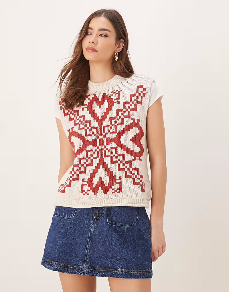 

Трикотажная майка ASOS DESIGN с круглым вырезом, фольклорным принтом и бахромой кремового цвета