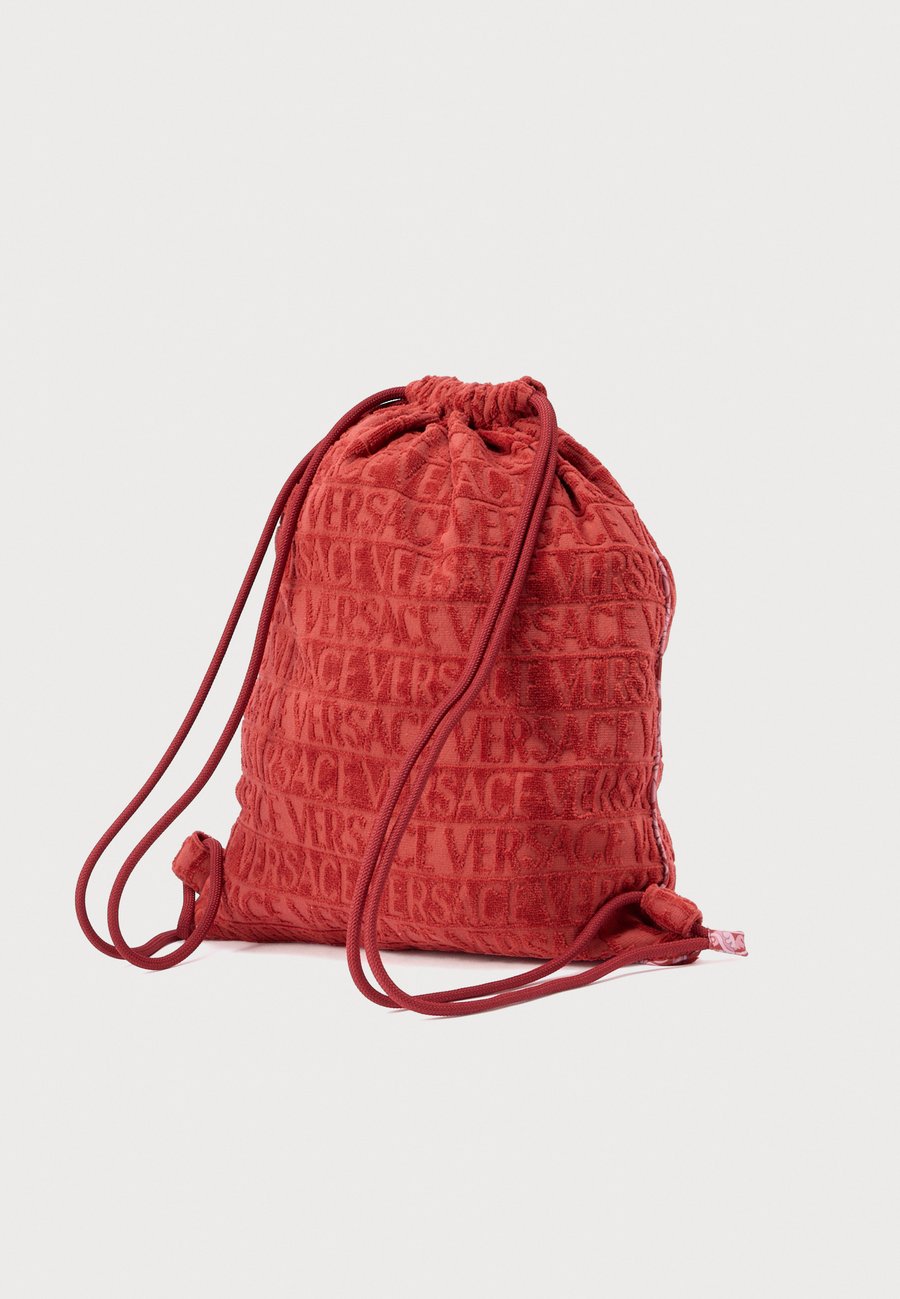 Спортивная сумка Versace GYM CARRIER HEART BAROQUE, Bordeaux — фото 3
