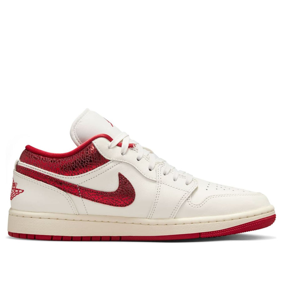 Кроссовки (WMNS) Air Jordan 1 Low SE 'Ruby', бежевый — фото 2