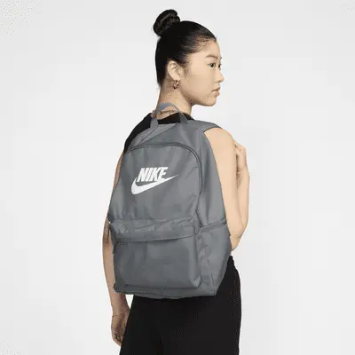 

Рюкзак Nike Heritage Backpack (25л), цвет Smoke Grey/Smoke Grey/White