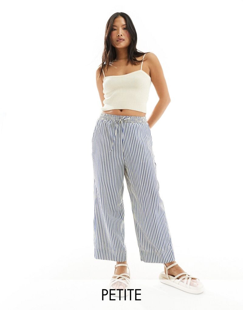 

Stradivarius Petite — Брюки из жатого хлопка в синюю полоску