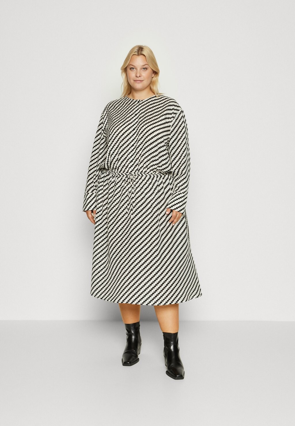 

Классическая рубашка Tommy Hilfiger Curve МИДИ ПЛАТЬЕ С ЗИГЗАГОМ ПО ТАЛИИ, белый