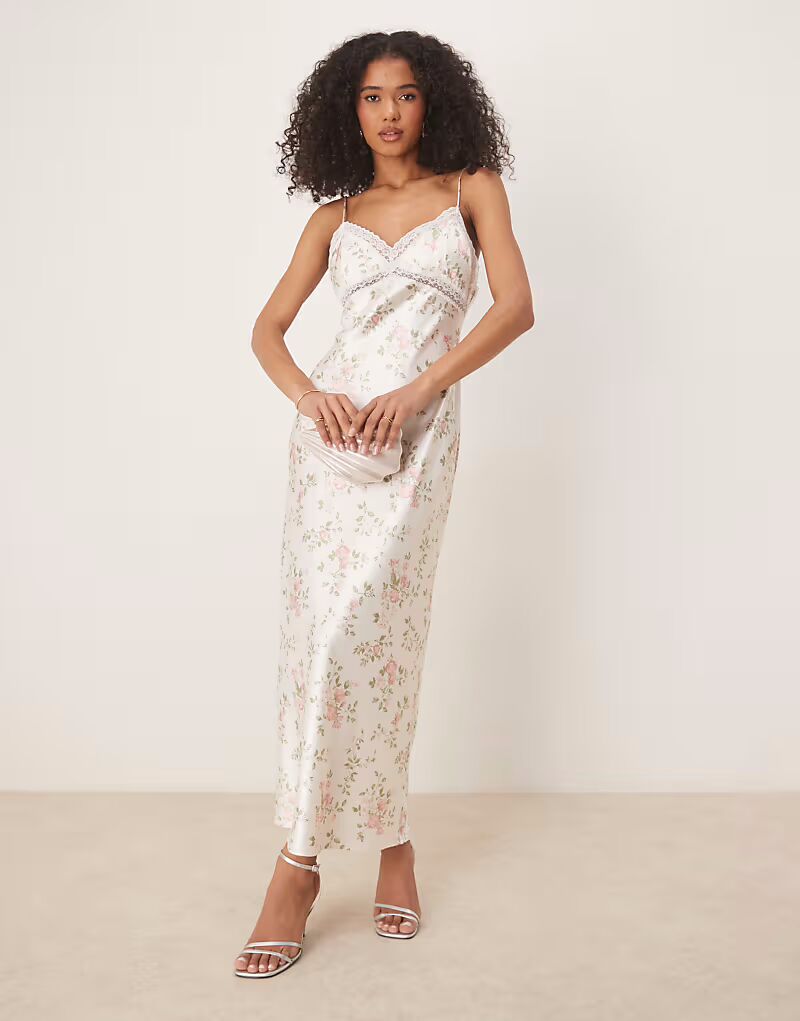 

Платье макси из атласа Gina Tricot с цветочным узором и кружевной отделкой белого цвета с цветочным узором