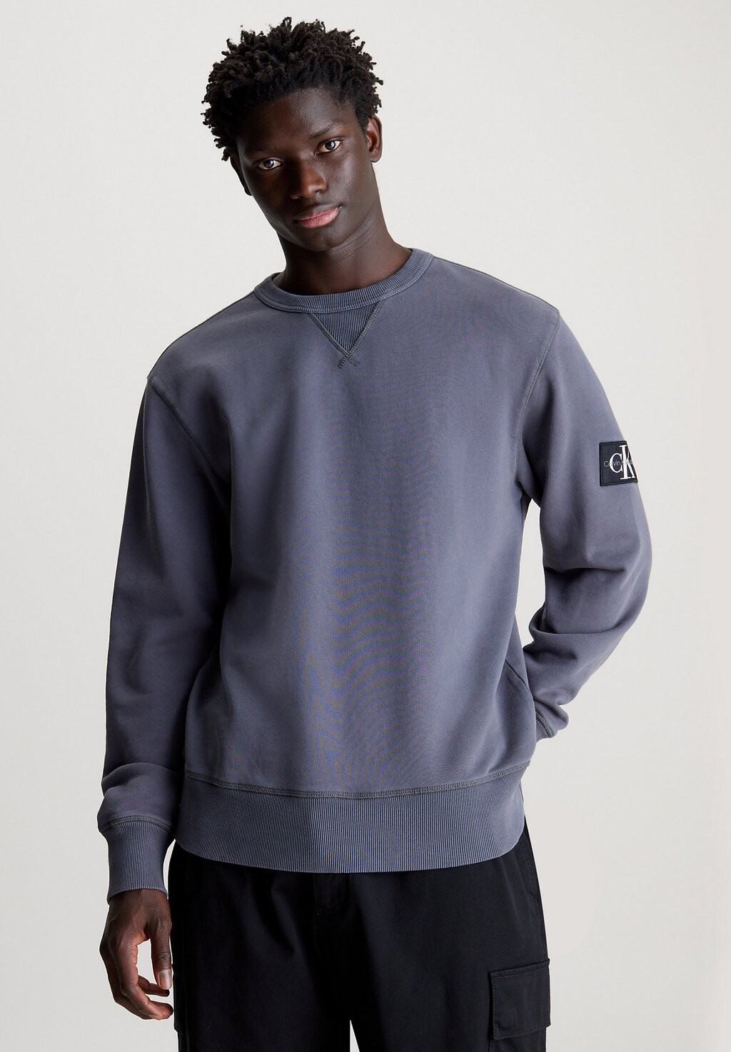 

Толстовка WASHED BADGE CREW NECK UNISEX Calvin Klein Jeans, цвет washed black
