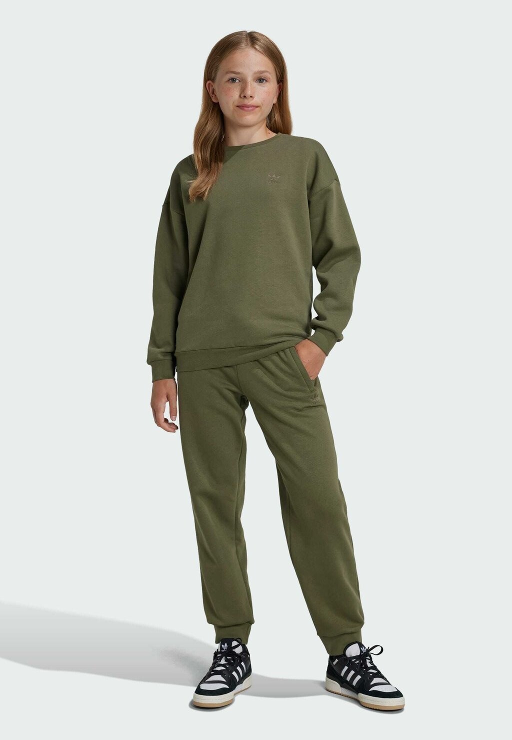 

Спортивные брюки adidas Originals, оливковый