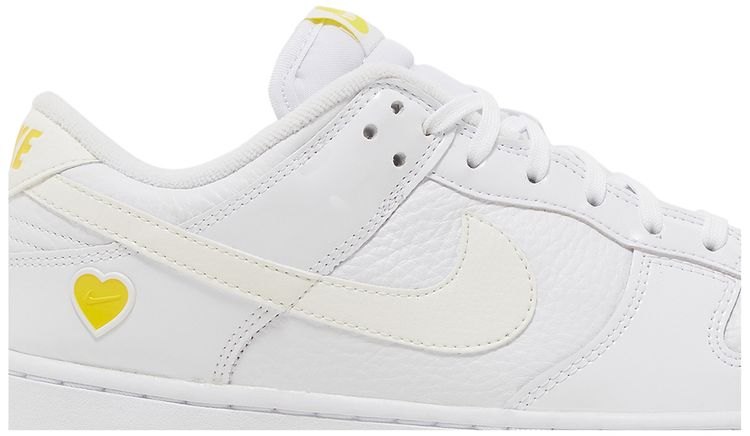 Кроссовки Nike Wmns Dunk Low 'Valentine's Day - Yellow Heart', белый — фото 2