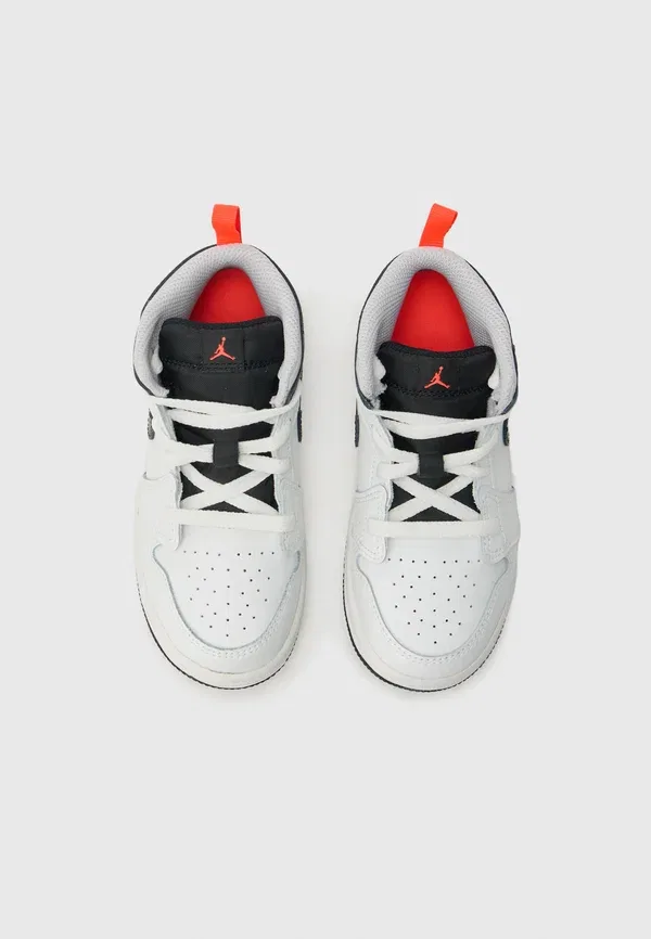 Кроссовки детские Jordan 1 Mid, Summit White/Black/Infrared/Neutral Grey, белый/черный/инфракрасный/нейтральный серый — фото 4