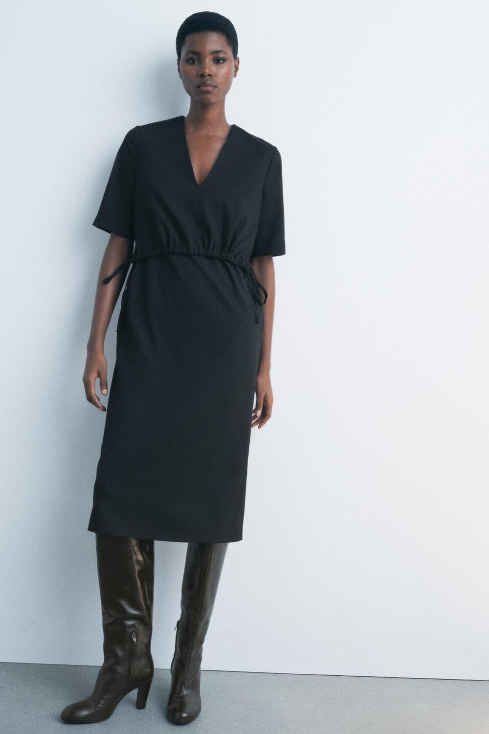 

Платье миди с v-образным вырезом ZARA, черный