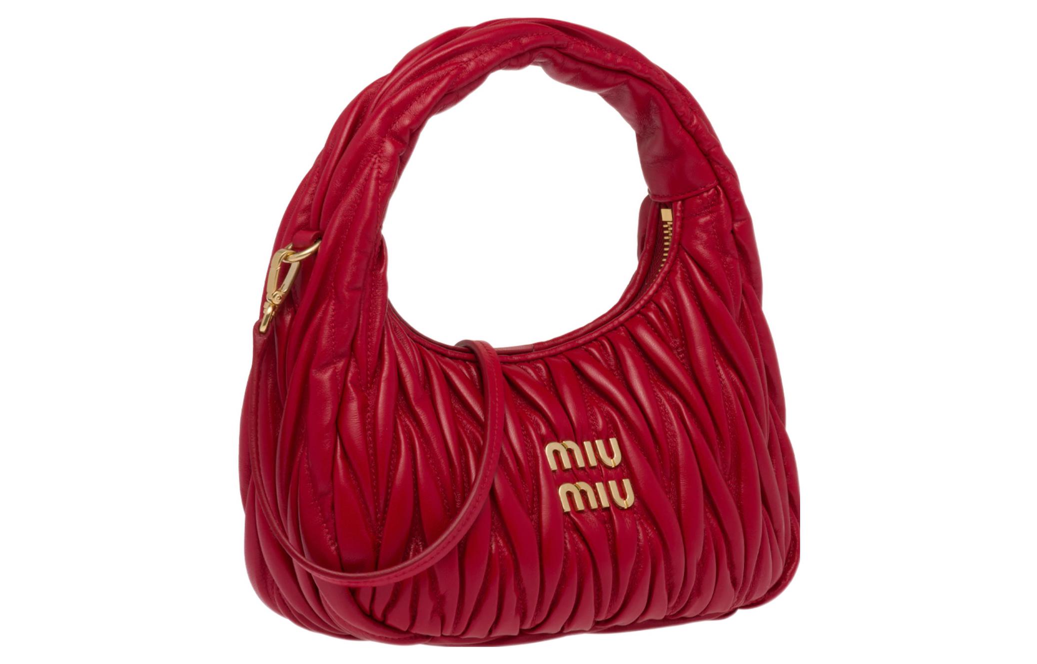 Красная сумка-хобо из овчины MIU MIU, женская наплечная сумка — фото 2