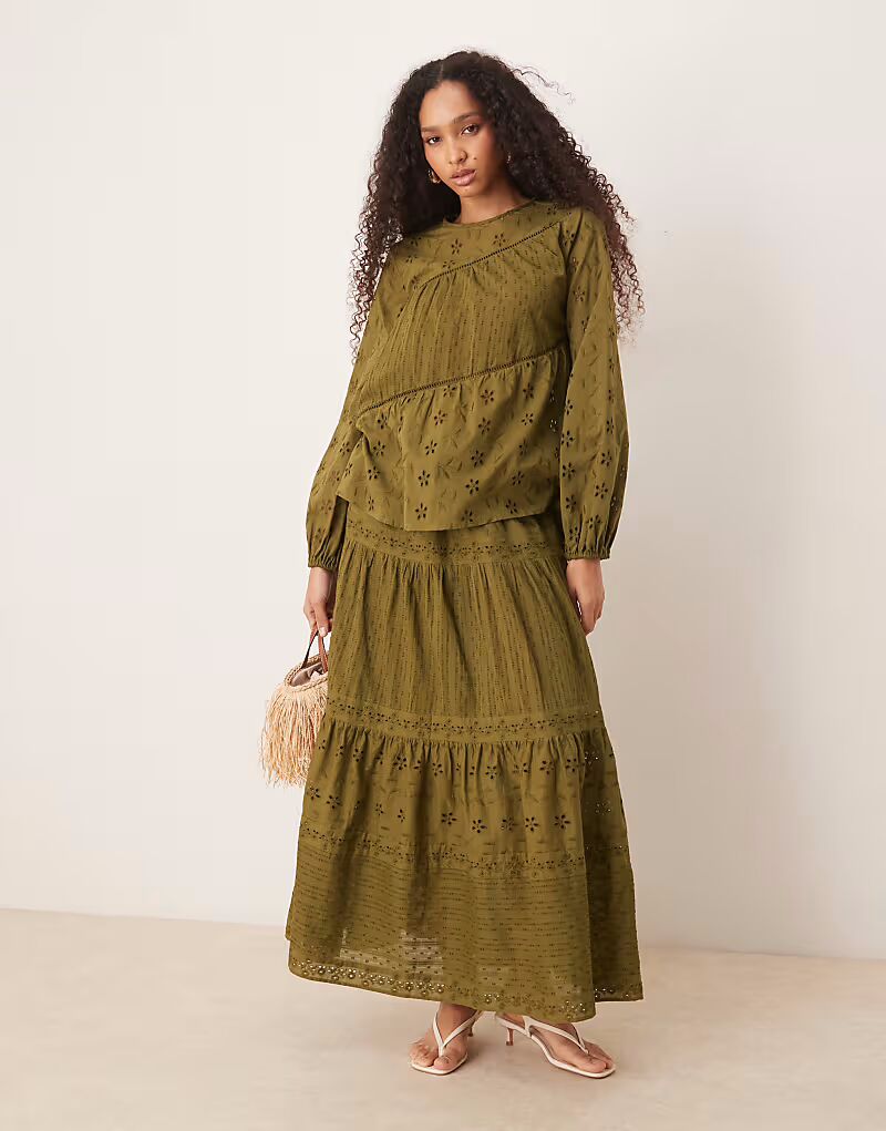 

Юбка макси ASOS DESIGN цвета хаки с ярусами из микса кружева и вышивки