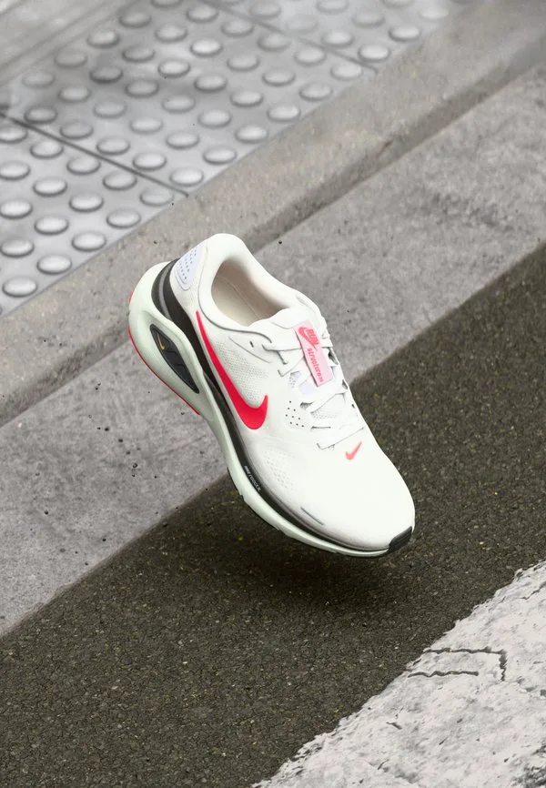 Беговые кроссовки structure 26 Nike Performance, White/Bright Crimson/Med Ash/Spruce Aura/Topaz Gold-Coloured