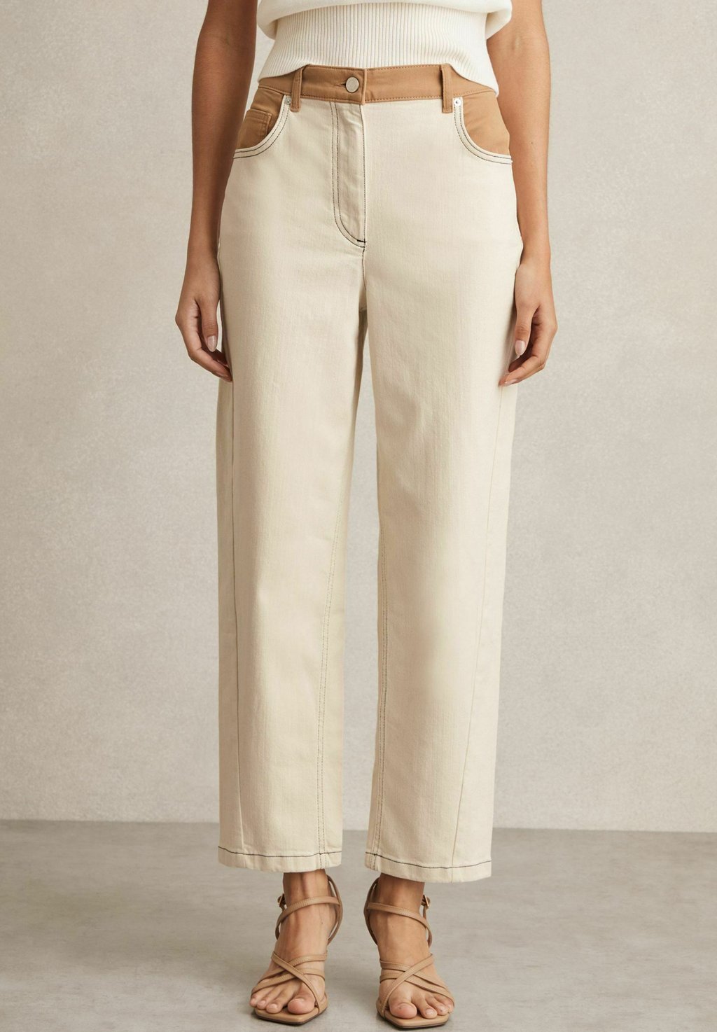 

Джинсы прямого кроя MADDIE- COLOURBLOCK Reiss, бежевый