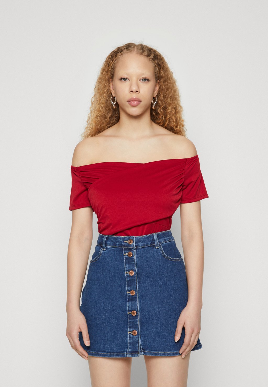 

Футболка с принтом HALLIEOFF THE SHOULDER BODY SUIT WAL G., цвет cherry red