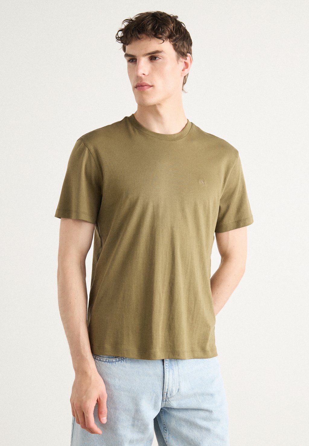

Базовая футболка CREWNECK TEE Calvin Klein, хаки