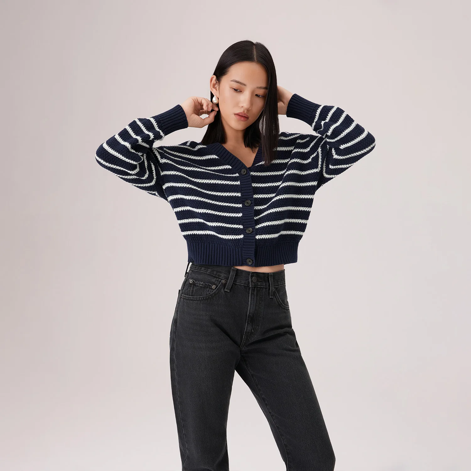 Levis Кардиган женский вязаный с v-образным вырезом, сине-белый в полоску — фото 4