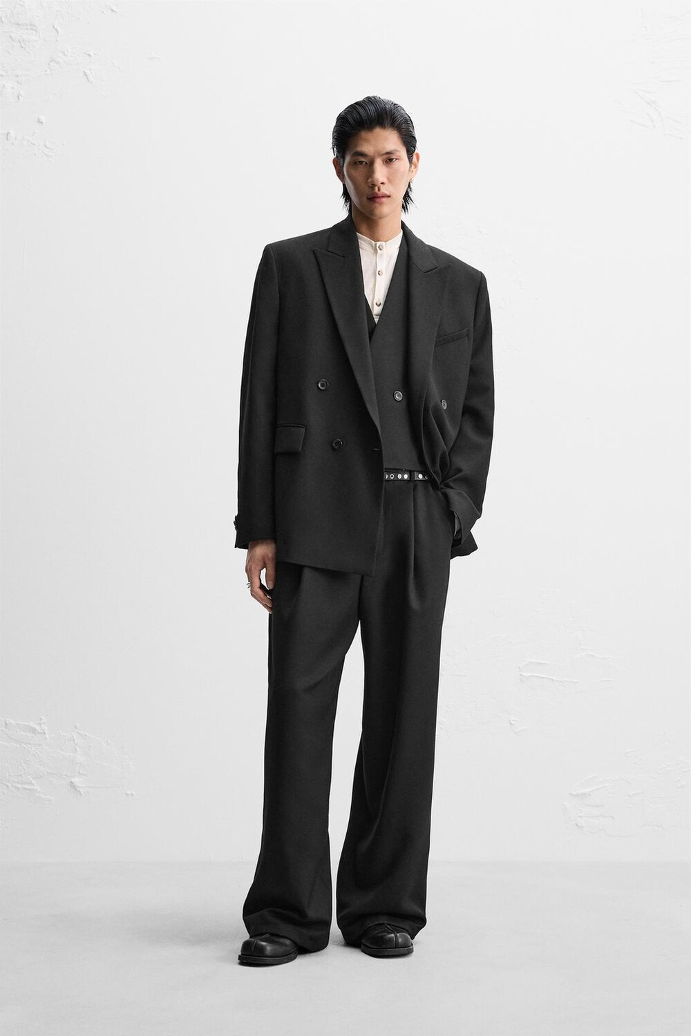 

Двубортный костюмный пиджак x nanushka ZARA, черный